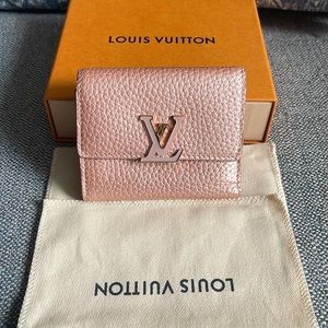 Louis Vuitton - Capucines XS Wallet - Rose Nacre Pink
